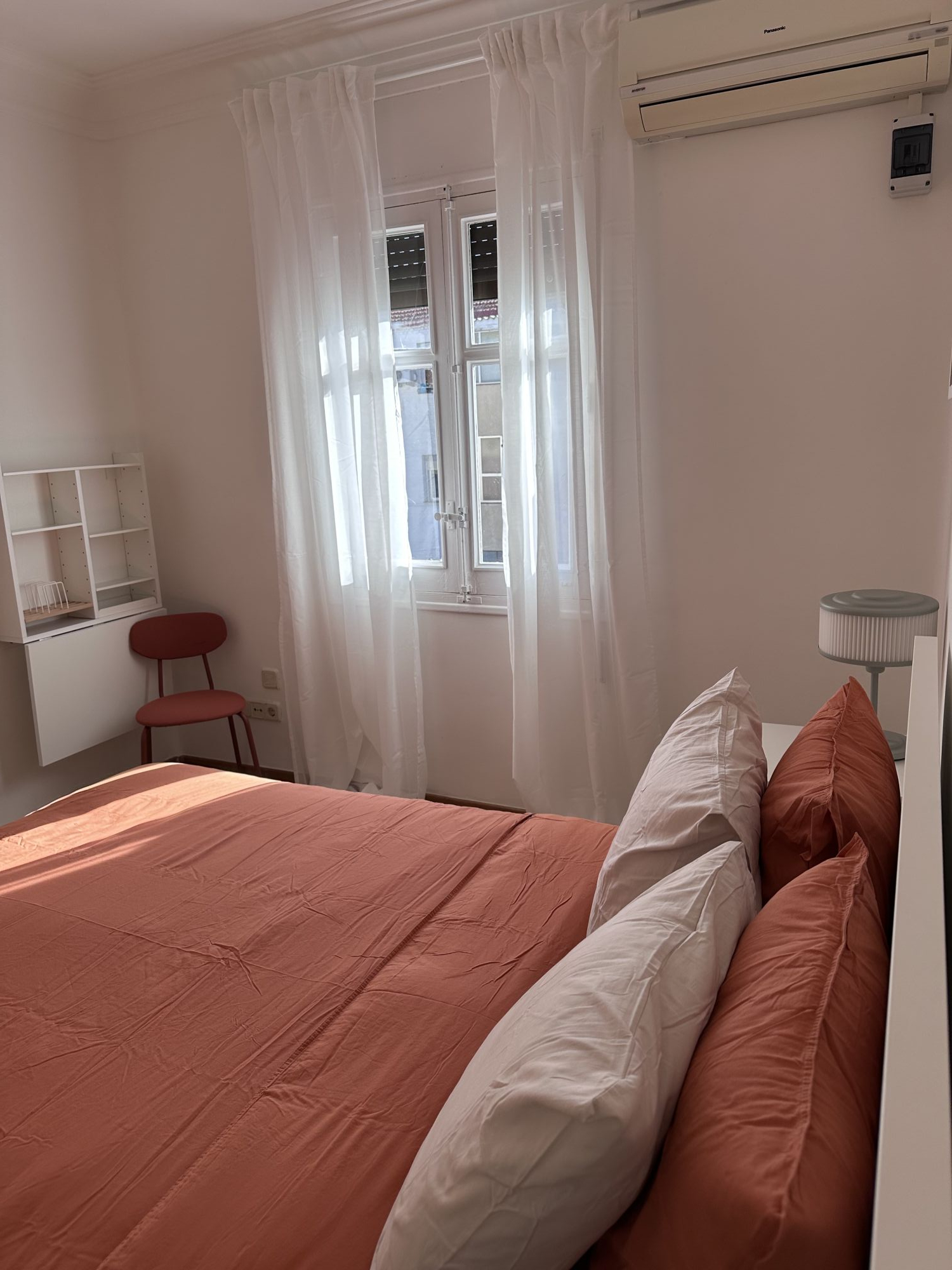 CALERO HAB SOL CAMA ESCR BAJO Y VENTANA ABIERTA.jpg