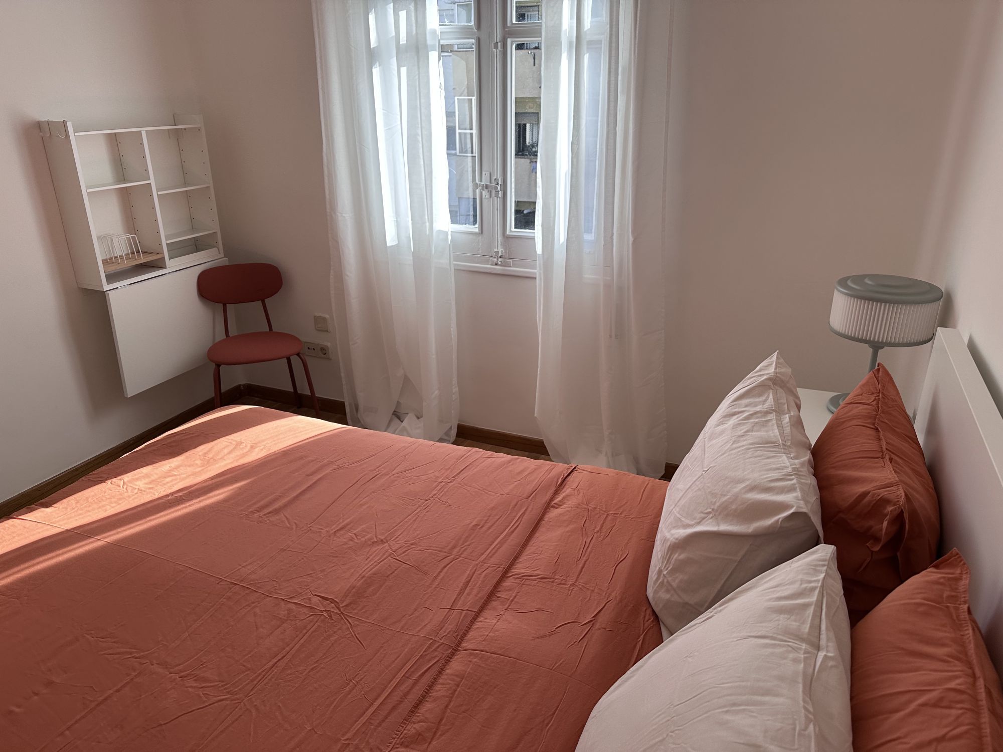 CAMA ESCRITORIO BAJADO SILLA Y VENTANA.jpg