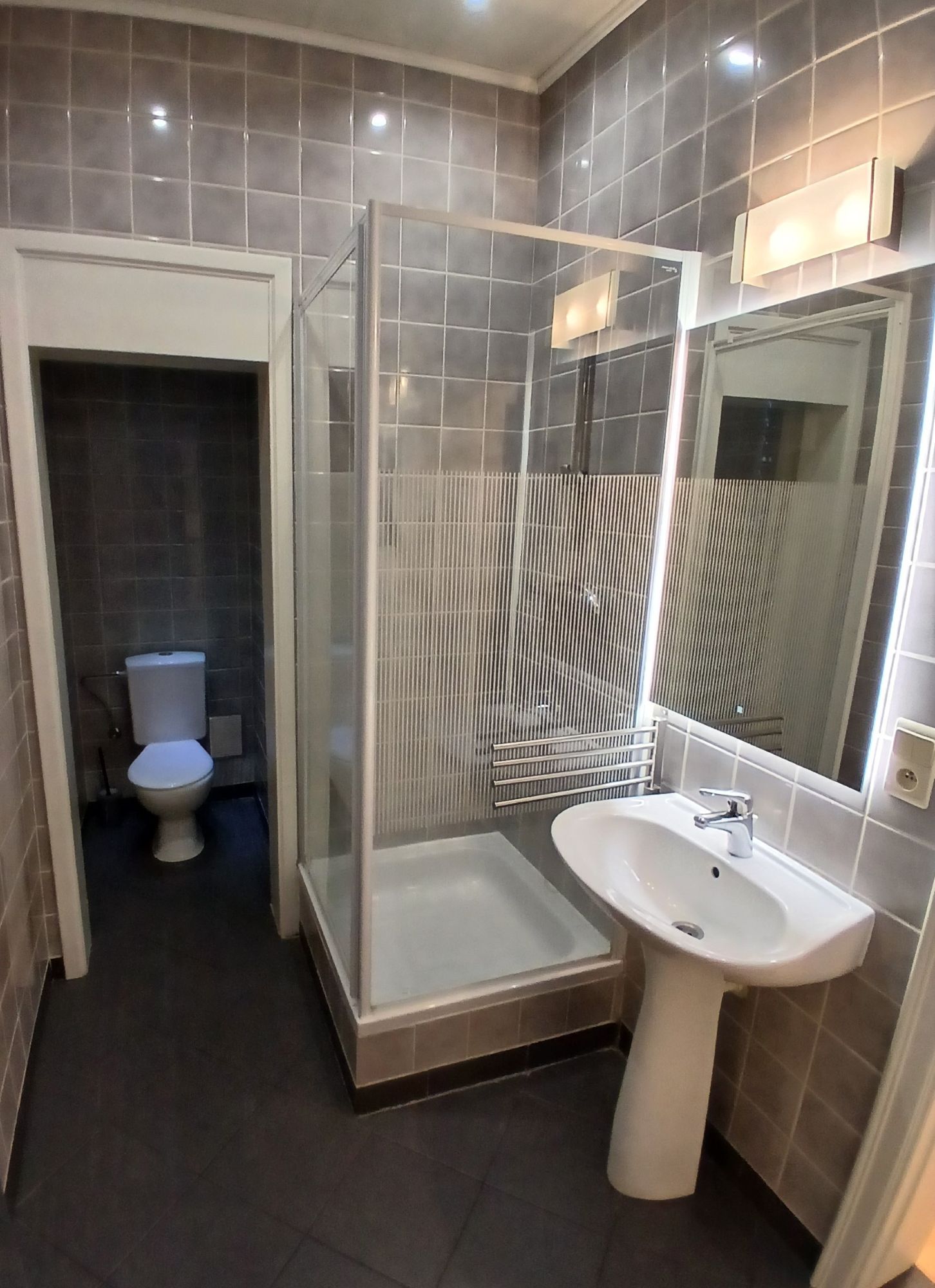 5 BATHROOM SHOWER.jpg